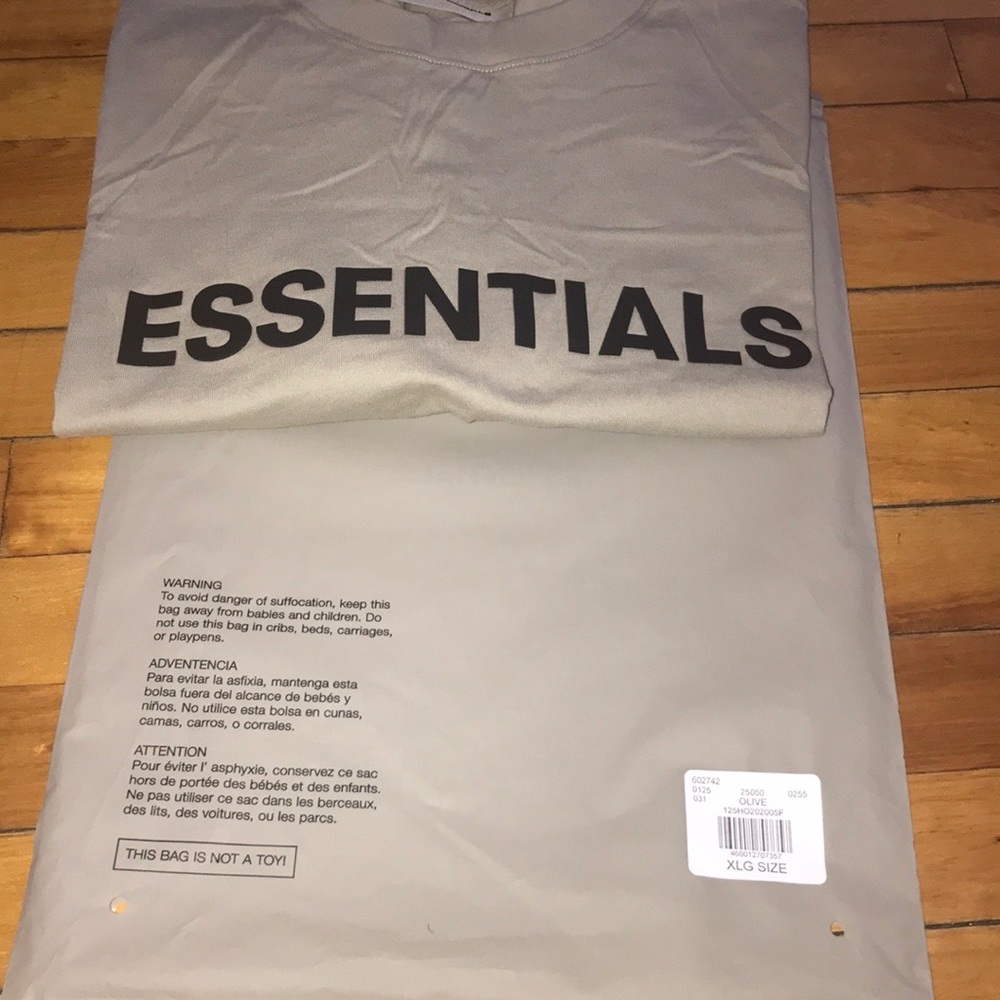 💥NWT💥 Fear Of God Essentials T-shirt